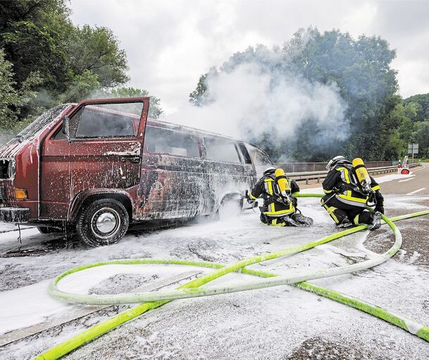 Der VW-Bus brannte zwischen Steinheim und Murr völlig aus. Die Feuerwehr konnte das Fahrzeug nicht mehr retten. Foto: KS-Images.de/Karsten Schmalz