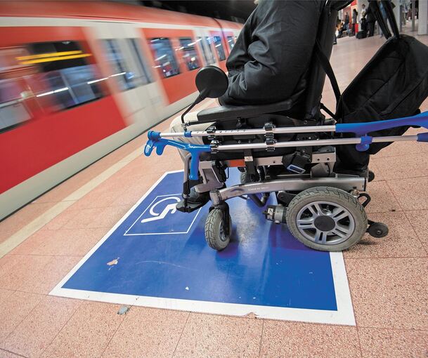 Ein Mann sitzt mit seinem Elektro-Rollstuhl an der S-Bahn-Station im Stuttgarter Hauptbahnhof: Für Menschen mit Behinderungen gestaltet sich der barrierefreie Zutritt in die Züge nach wie vor schwierig.Foto: M. Murat/dpa