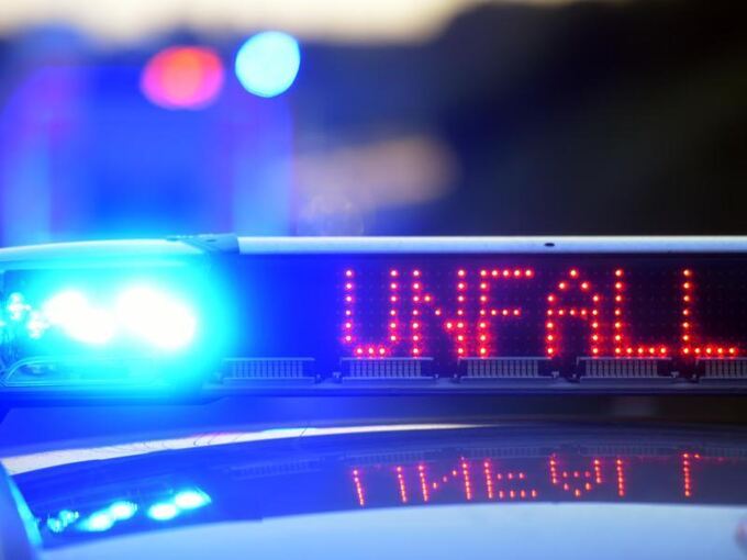 Ein Polizeifahrzeug steht mit Blaulicht an einer Unfallstelle
