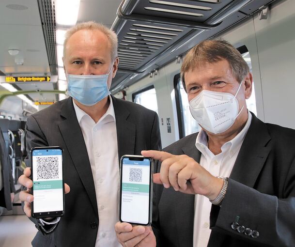 Horst Stammler (links) und Axel Hofsäß zeigen die App-Fahrkarten, die künftig über Verbundgrenzen hinweg gelten sollen.Foto: Albert Arning