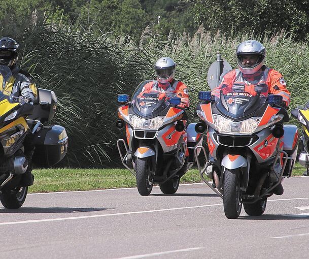 Ein Team, aber getrennt unterwegs: die Motorradstaffeln des DRK Ludwigsburg und des ADAC Württemberg.Fotos: Alfred Drossel