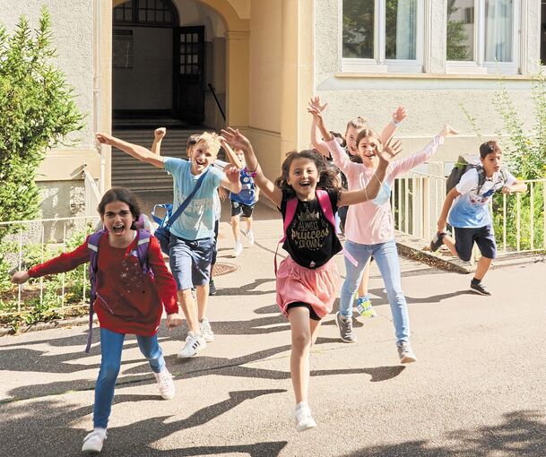 Kinder der Ludwigsburger Schubart-Schule stürmen voller Begeisterung in die Sommerferien. Foto: Andreas Becker