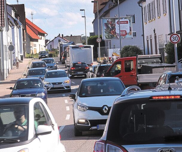 Stoßstange an Stoßstange: Vor allem zu den Hauptverkehrszeiten geht es für die Autofahrer nur im Schneckentempo durch Kirchheim. Foto: Alfred Drossel