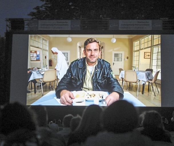 Kommissar Franz Eberhofer zieht das Publikum im Hofe der Karlskaserne in seinen Bann. Fotos: Ramona Theiss