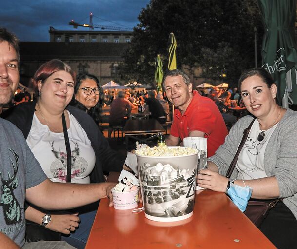 Vornweg eine Runde am Biertisch, danach die große Leinwand.