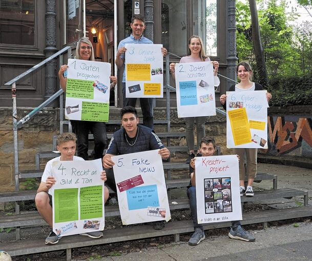 Zum Abschluss haben die Jugendlichen Plakate über die Gefahren gebastelt. Foto: Andreas Becker