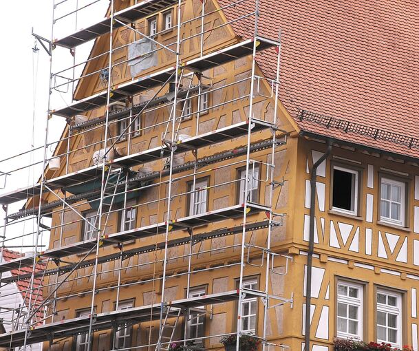 Hinter Gitter: Putzteile haben sich an der Fassade des Gemmrigheimer Rathauses gelöst. Da muss nun nachgearbeitet werden. Foto: Alfred Drossel
