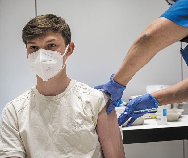 Auch bei Jugendlichen ab zwölf Jahren setzt die Coronabekämpfung jetzt offiziell auf die Impfung. Foto: Schmidt/Lohnes/dpa