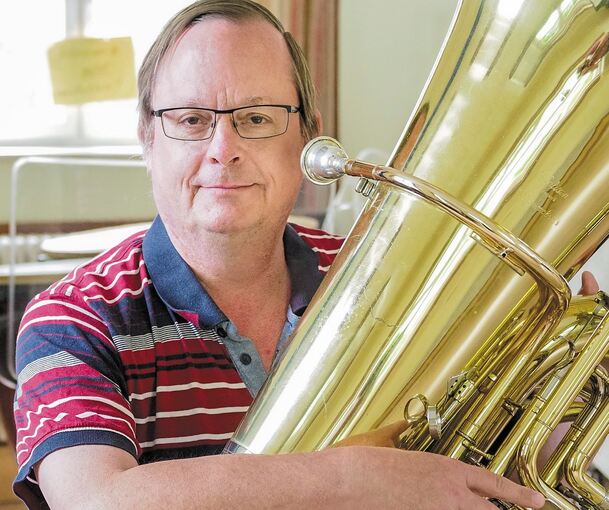 Peter Teufel mit seinem Instrument. Foto: Holm Wolschendorf