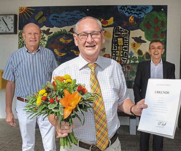 Eine Abschiedsrunde: Hans Muschel (Mitte) mit Bürgermeister Rudolf Kürner (rechts) und Hubert Haaga vom Kultusministerium.Foto: Holm Wolschendorf