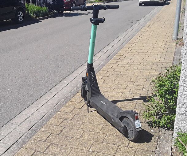Gehwege: Kein Durchkommen! Dieser Scooter steht in Poppenweiler quer über den Gehweg. Das ist nicht erlaubt. Foto: privat