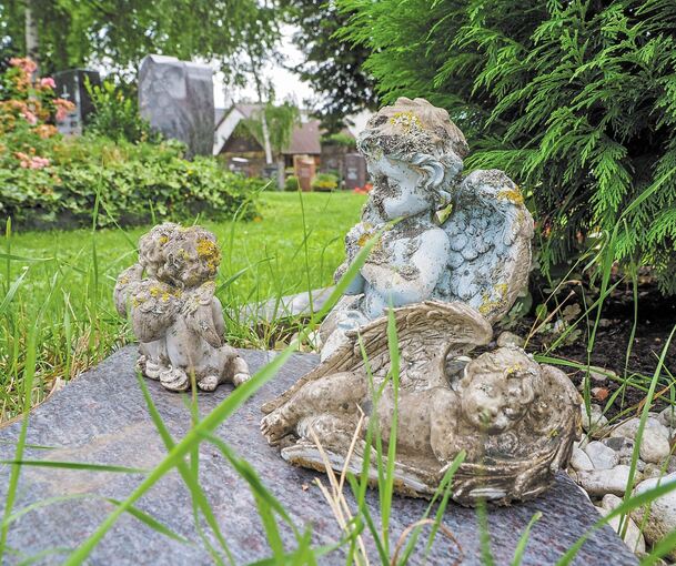 Engelsfiguren schmücken ein Grab auf dem Benninger Friedhof. Sie wurden von den Dieben bislang noch nicht entdeckt. Fotos: Holm Wolschendorf