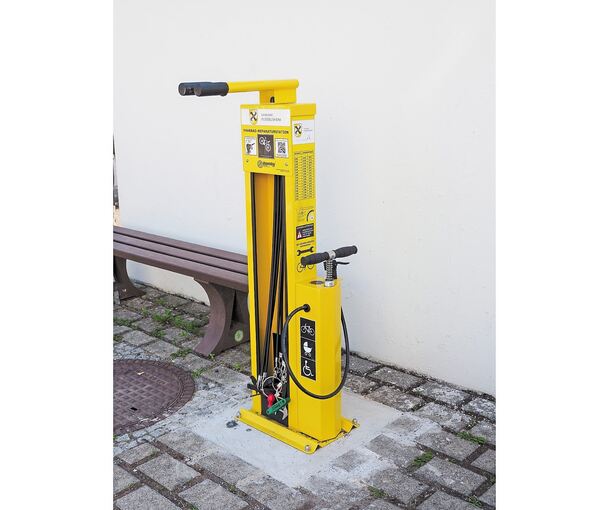 Praktisch: Die neue Fahrradreparaturstation. Foto: Holm Wolschendorf