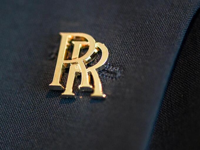 Ein Anstecker mit dem Logo von Rolls-Royce ist zu sehen