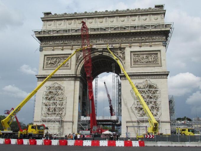 Christo-Verhüllung am Triumphbogen in Paris