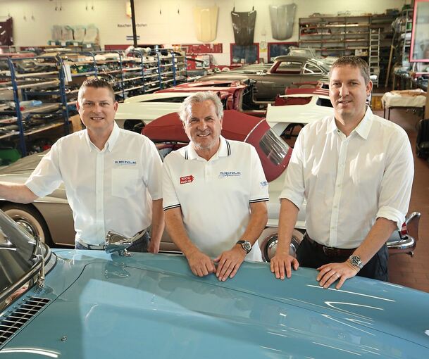 Da war die Welt noch in Ordnung: Klaus Kienle vor viereinhalb Jahren mit seinen Söhnen in der Werkstatt im Ditzinger Ortsteil Heimerdingen.