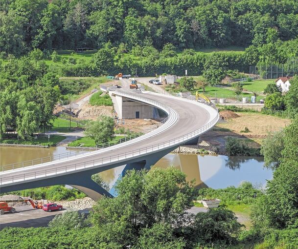 Die neue Brücke spannt sich in einem weiten Bogen über den Neckar: Foto: Holm Wolschendorf