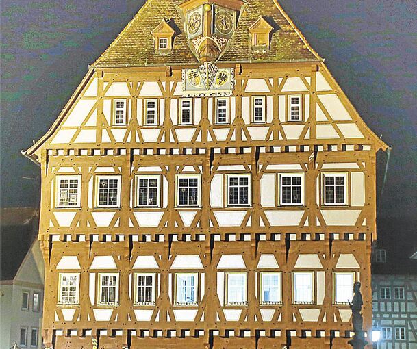 Beleuchtetes Fachwerk: Markgröningen ist eine von bisher nur zwei Kreiskommunen mit genehmigter Fassadenbeleuchtung. Foto: Alfred Drossel