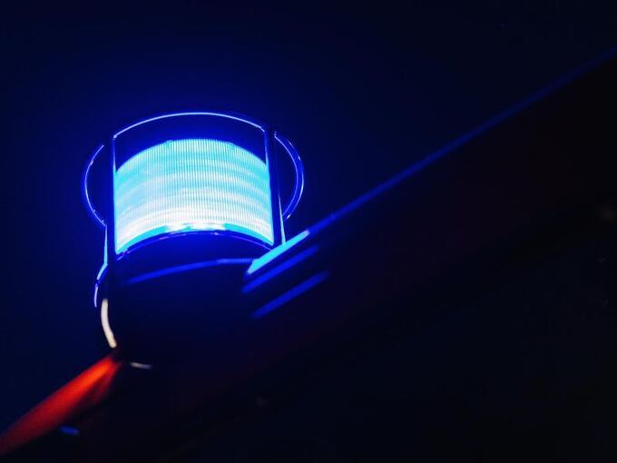 Das Blaulicht leuchtet auf dem Dach eines Feuerwehrfahrzeugs