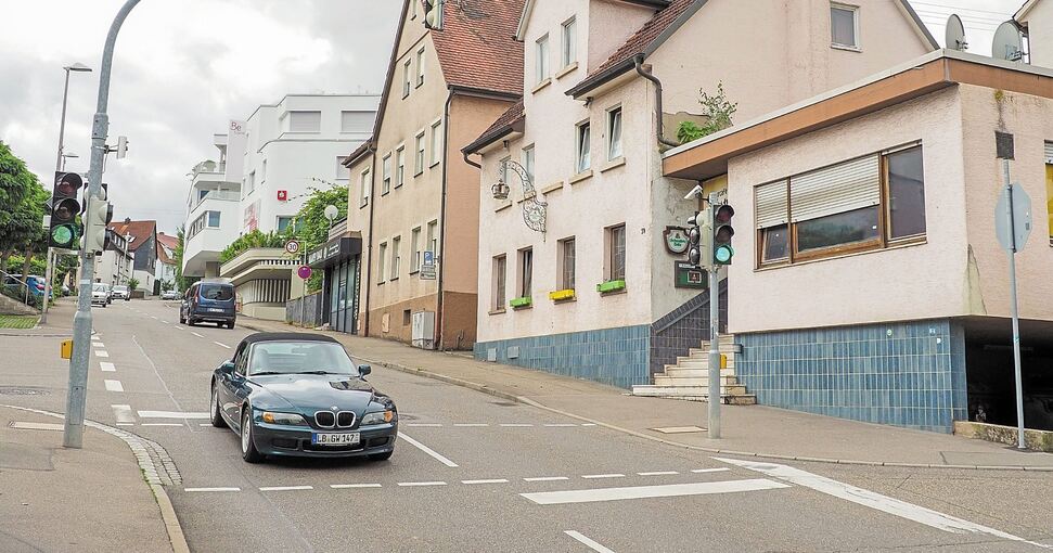 Die Ludwigsburger Straße mit dem ehemaligen Gasthaus Krone und der Kelterplatz stehen im Fokus der nächsten Runde der Benninger Ortskernsanierung. Fotos: Holm Wolschendorf