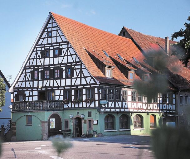 Das markanteste Gebäude von Erligheim beheimatet den Landgasthof „Grüner Baum“. Schon seit dem Jahr 1600 gibt es dort freundliche Gastlichkeit – bis heute. Fotos: Alfred Drossel