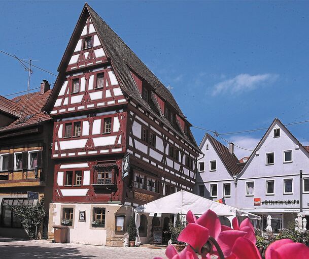 Am Bönnigheimer Marktplatz mit Blick zum Köllesturm steht das Traditionsgasthaus „Ratsstüble“.Fotos: Alfred Drossel