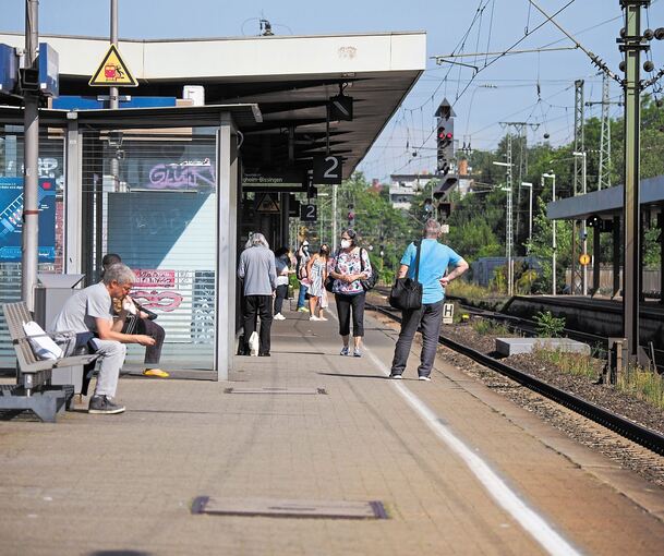Warten auf eine S-Bahn: So wie hier an den ersten Streiktagen in Ludwigsburg, kann es ab Donnerstag wieder vielerorts aussehen. Archivfoto: Holm Wolschendorf