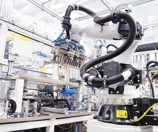 Roboter helfen bei der automatisierten Fertigung einer Batterie. Foto: Bosch/dpa