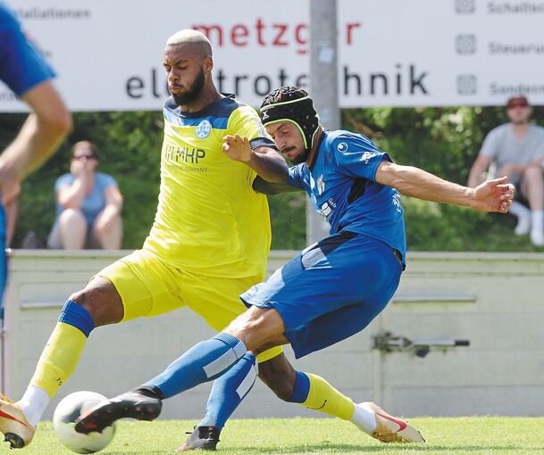 Kein Durchkommen: Dominik Salz (Freiberg, rechts) bleibt an Ruben Reisig hängen.Foto: Baumann