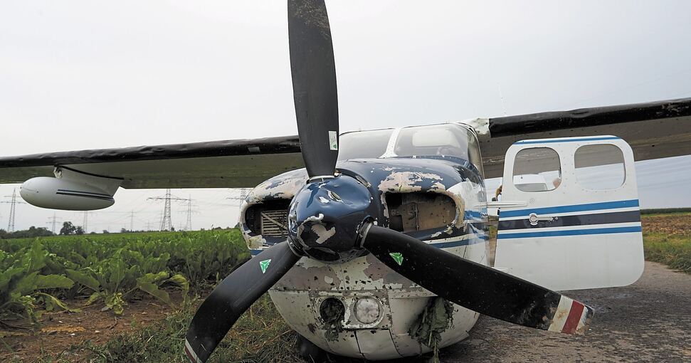 Völlig demoliert: Das Unglücksflugzeug. Foto: Andreas Becker