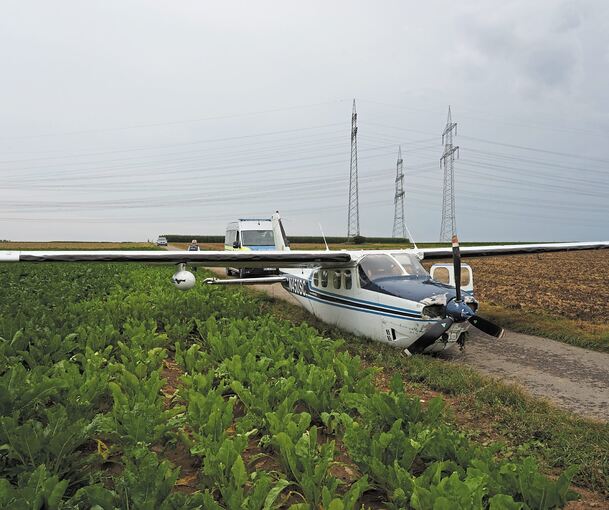 Das Flugzeug musste unter den Hochspannungsleitungen geflogen werden. Ein riskantes Manöver.