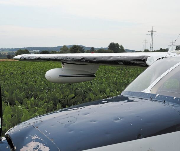 Gut zu erkennen: Die Dellen, die die Hagelkörner hinterlassen haben.