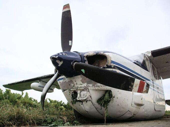 Eine beschädigte Cessna steht nach ihrer Notlandung auf einem Weg