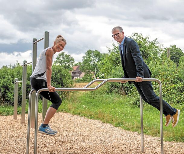 Christine Knoß vom Verein Naturpark West mit Bürgermeister Michael Ilk am Fitnessgerät. Foto:privat
