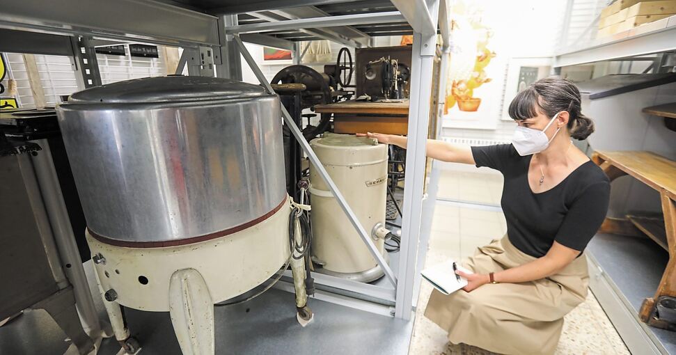 Auch mehrere Geräte, mit denen Wäsche gewaschen wurde, stehen im Museumsdepot – und Leiterin Nina Hofmann hofft auf Geschichten dazu.