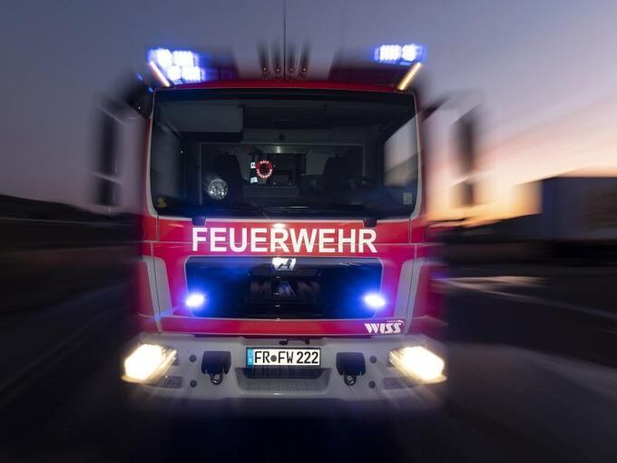 Feuerwehrfahrzeug im Sonnenuntergang Feuerwehrfahrzeug im Sonnenuntergang