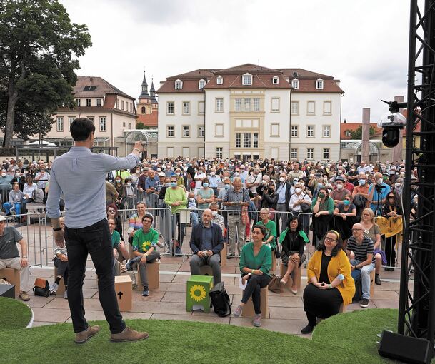 Sowie der Grünen-Bundestagskandidat Lars Schweizer (Wahlkreis Neckar-Zaber) vor den Ehrenplätzen auf Papphockern. Fotos: Andreas Becker