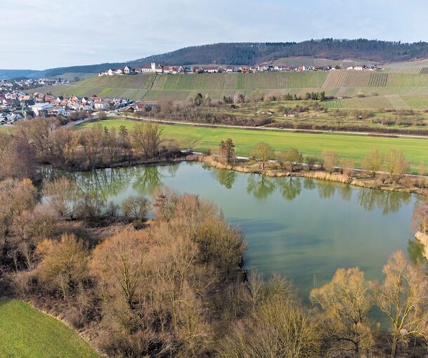 Blick über den See auf Hohenhaslach. Die Zahl der Urlauber in der Region ist im ersten Halbjahr 2021 zurückgegangen. Archivfotos: Wolschendorf/privat