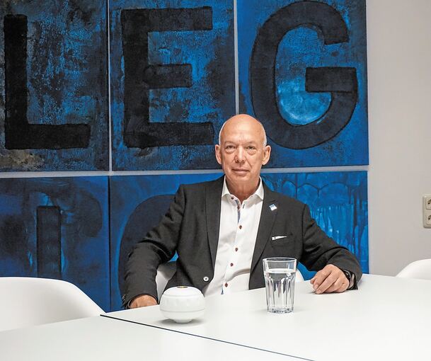 Rainer Kaifel setzt sich für keimfreies Wasser aus Brauseköpfen und Waschtischen ein. Das neue System „Legio-logic“ (rechts) erkennt in Echtzeit Mikroorganismen und Sedimente im Leitungswasser. Fotos: Legio