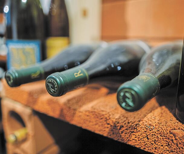 Mehr als 5000 Flaschen Wein lagern im Gewölbekeller des Lamms: Auf der Karte führen Steffen und seine Frau Sonja Ruggaber ausschließlich deutsche Gewächse.