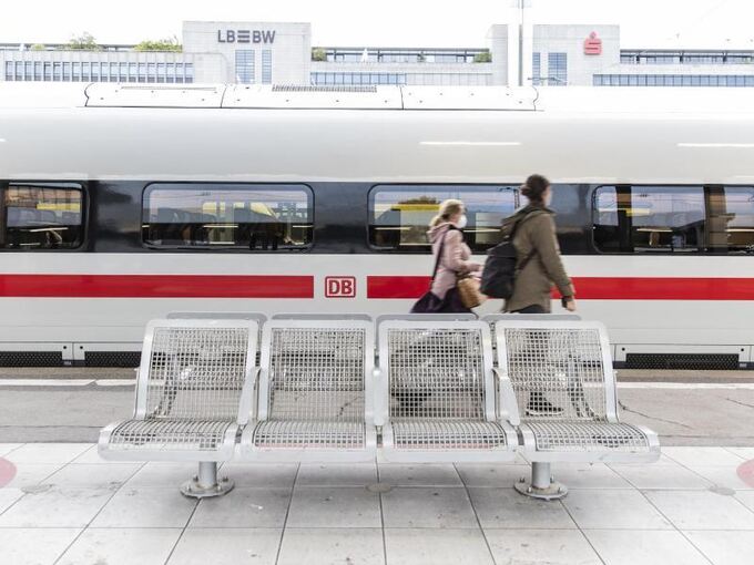 Zwei Frauen gehen am Stuttgarter Hauptbahnhof an einem ICE vorbei