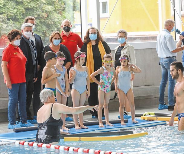 Sportministerin Theresa Schopper (Vierte von links) besucht am Dienstag einen Schwimmkurs im Campusbad. Fotos: Ramona Theiss