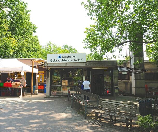 Gebrauchtwaren aller Art: links die Sachspenden-Annahme, rechts das Ladengeschäft der Karlshöhe.