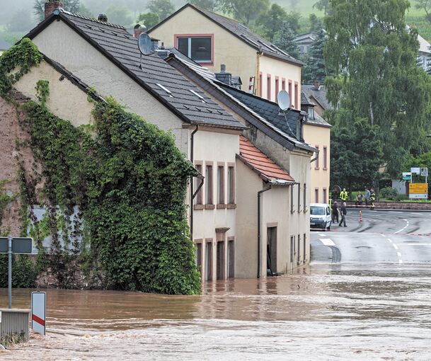 Schäden durch Überschwemmungen können über eine Elementarschadensversicherung abgedeckt werden. Foto: Harald Tittel/dpa
