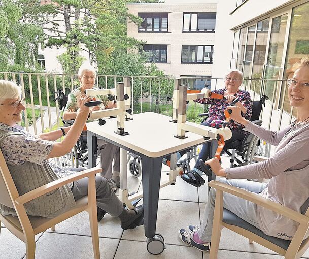 Eine Übungsrunde auf der Terrasse gemeinsam mit der Sozialdienstleiterin Melanie Büttner. Foto: privat