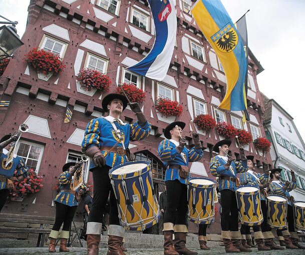 Unter den wehenden Fahnen am Rathaus erinnert der Fanfarenzug an den Schäferlauf.Foto: Alfred Drossel