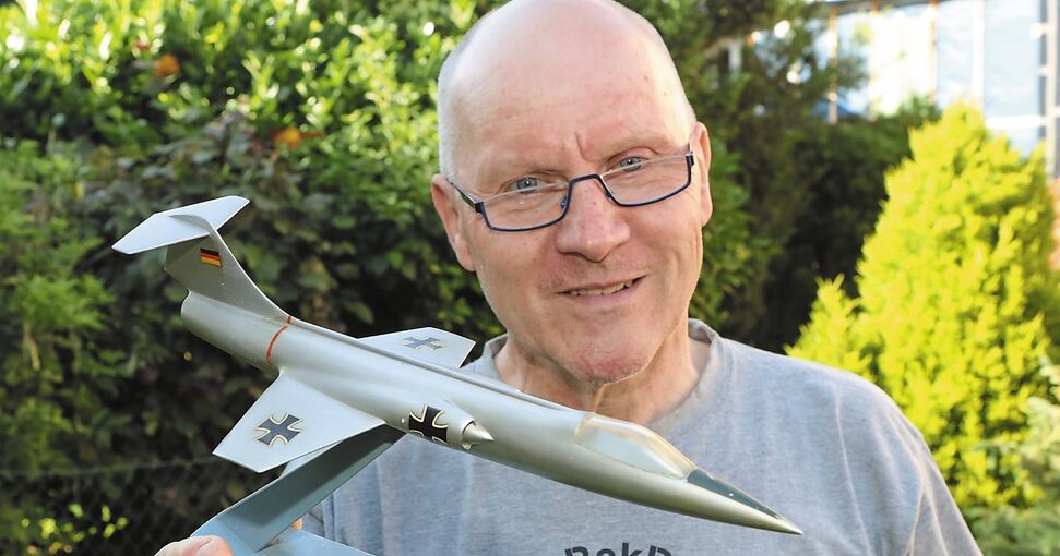 Helmut Sautter aus Erdmannhausen mit einem Starfighter-Modell. Foto: Ramona Theiss