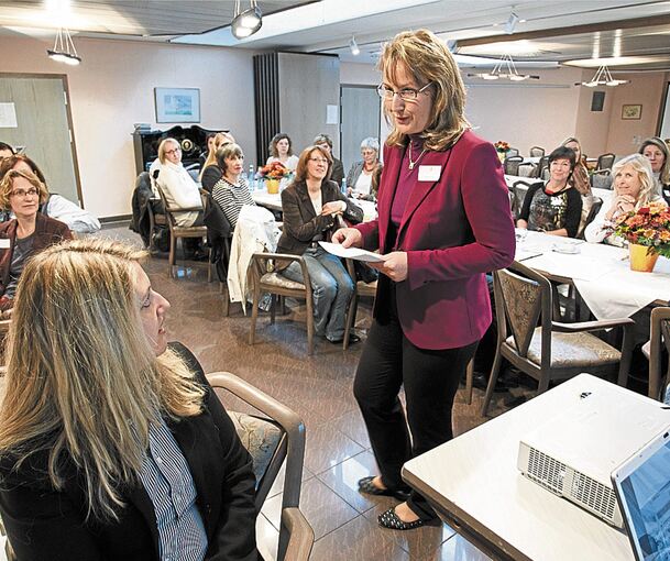 Fast 50 Frauen kommen vor 20 Jahren zur Herbsttagung des Fraueninvestmentclubs Dagoberta und reden über Aktien. Archivfoto: Holm Wolschendorf