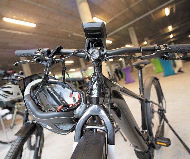 E-Bikes stehen hier während der Vorstellung einer Fahrradgarage der Robert Bosch GmbH nebeneinander. Die Branche boomt, doch Lieferengpässe bremsen die Hersteller aus. Foto: Sebastian Gollnow/dpa