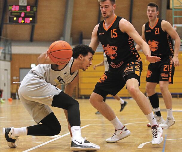 Spieler auf Probe: Zachcheus Kelly (links) gegen Schwenningens Leon Hoppe. Foto: Baumann